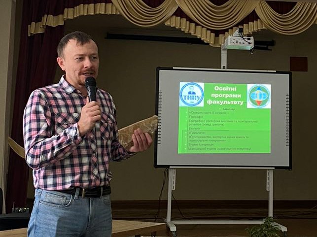 Богдан Гавришок ознайомлює учнів із зразками корисних копалин